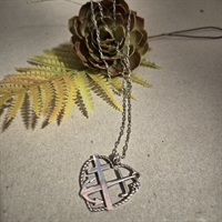 hjertevedhaeng-kors-anker-dekoration-i-kaede-retro-halskaede-soelv